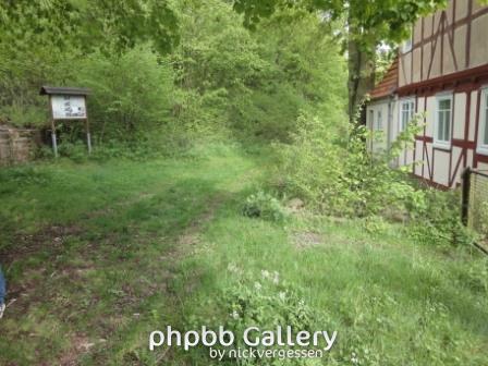 Weg im Osten - Haus im Westen.