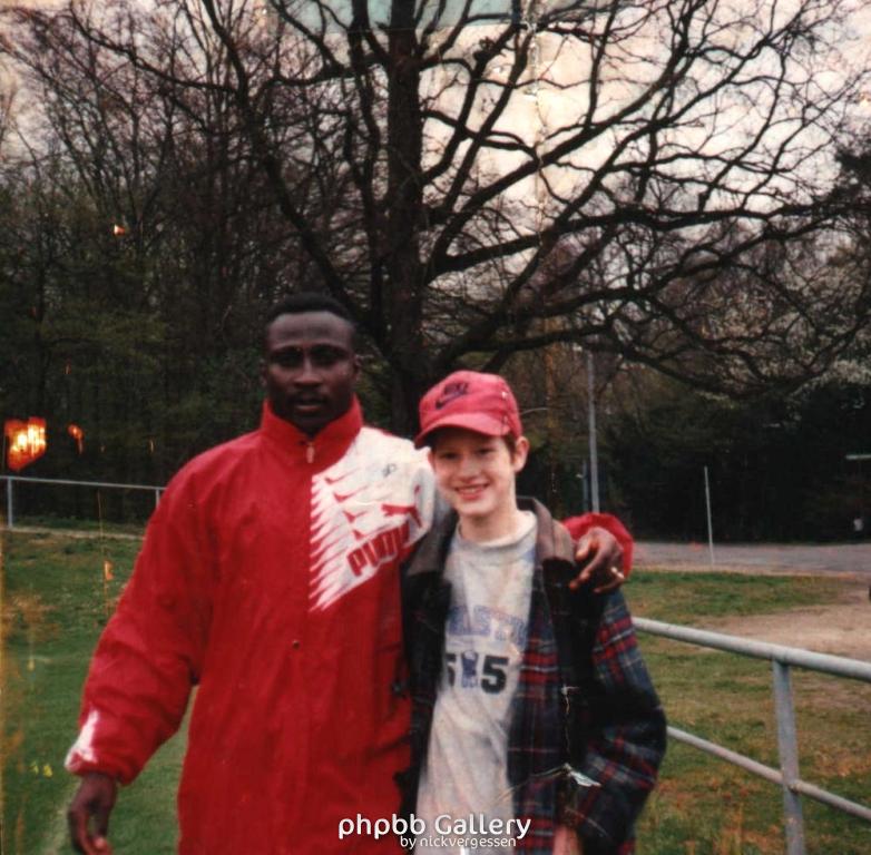 Anthony Yeboah holt sich ein Foto mit dem 13jährigen Manudave