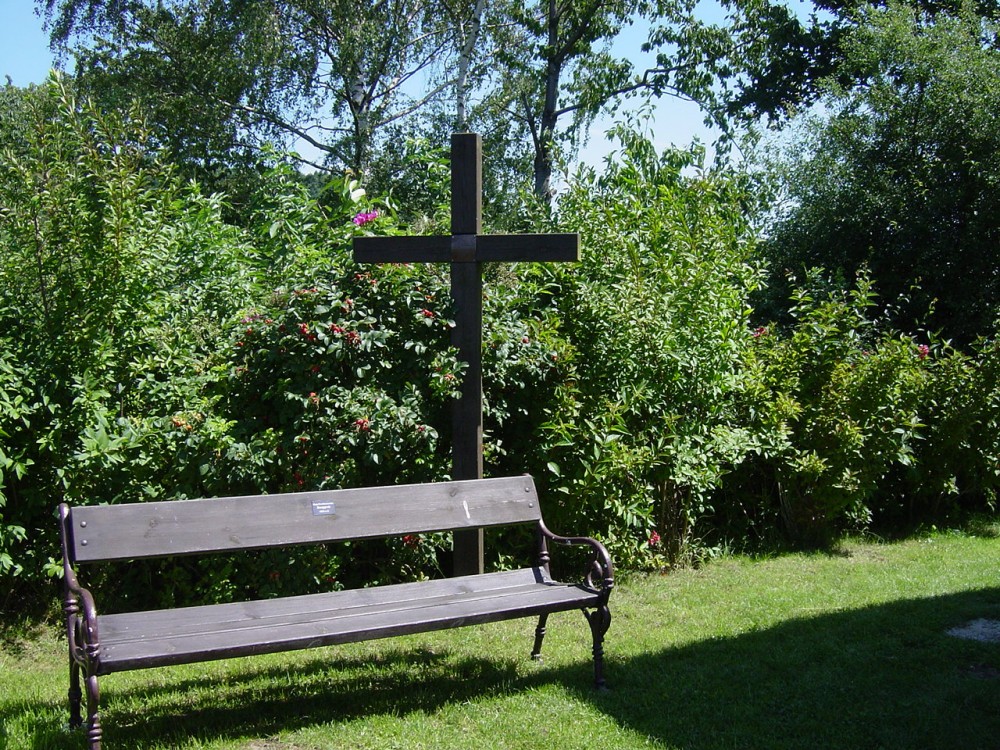 Gedenkkreuz im Garten der Friedenskapelle