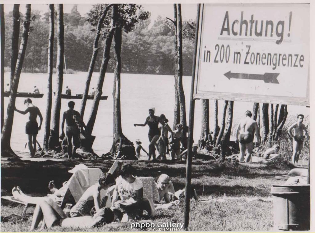 Badegäste am Glienicker See