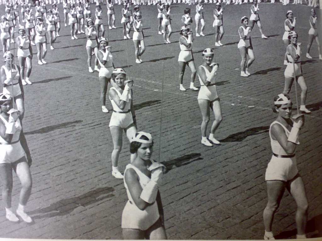 Aufmarsch der Fechterinnen. 1936