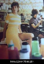 Strick-Wirkwaren aus Apolda (Näherin und Modell).