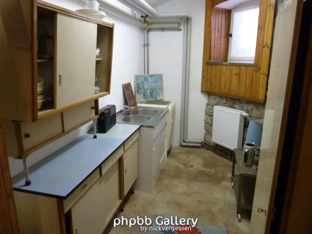 Küche im Partykeller des Gefängnisses.J
