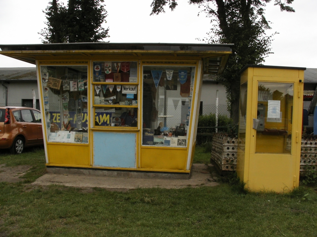 weitverbreiteter Zeitungkiosk der Post mit Telefonzelle
