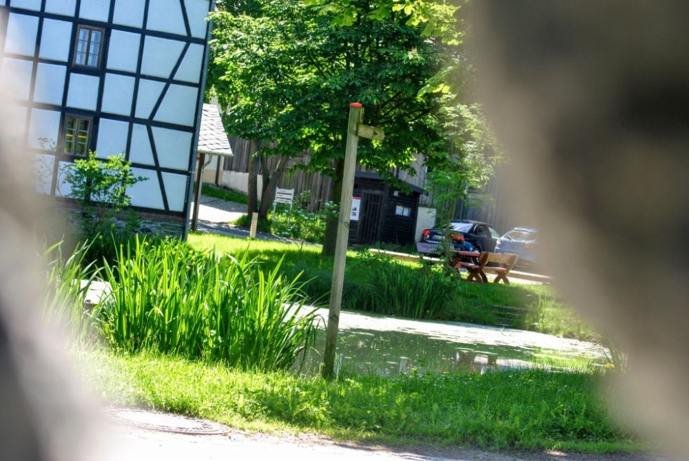Ein Blick durch die Mauer gen West-Mödlareuth