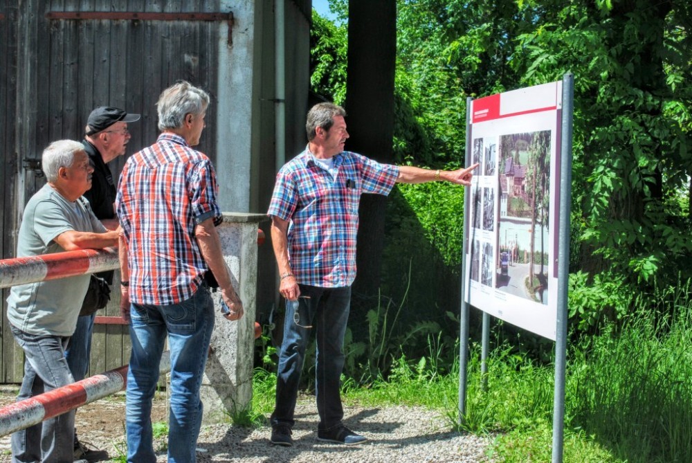 Besucher, Diskussionen und Schautafeln