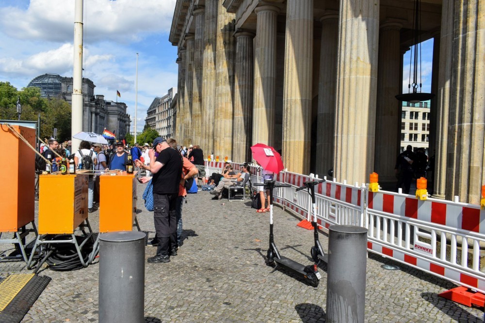 Das Tor teilweise geschlossen