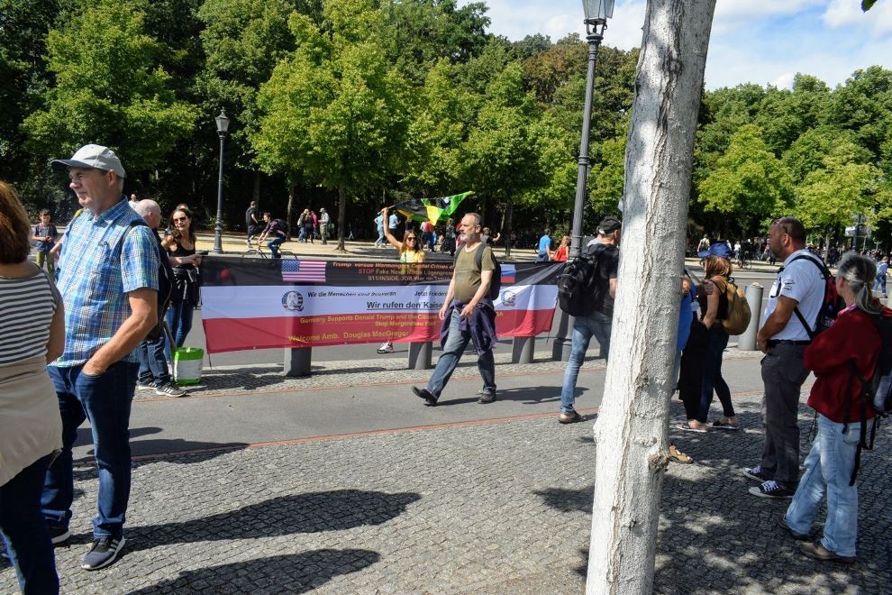 Vor Amerik. Botschaft-Ebertstraße