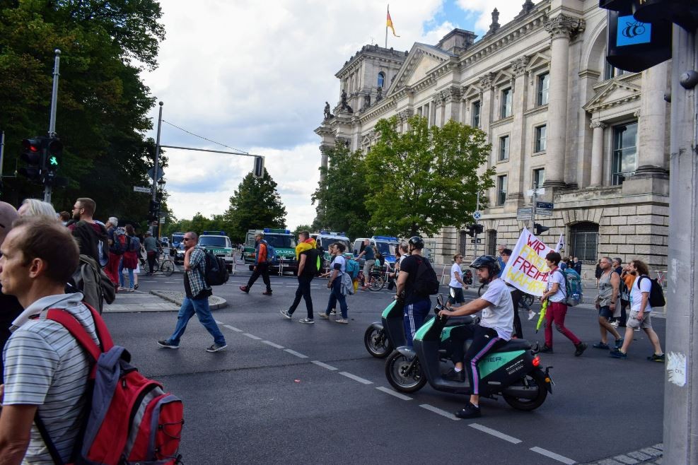 Absperrung des historischen Gebäudes im Bereich der Scheidemannstraße