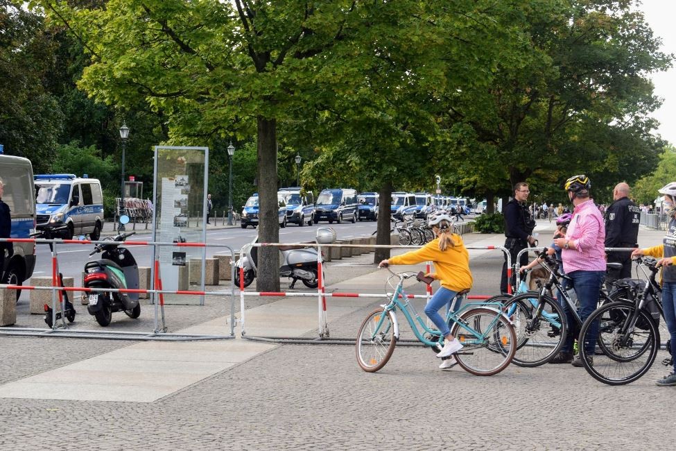 Absperrung des historischen Gebäudes im Bereich der Scheidemannstraße