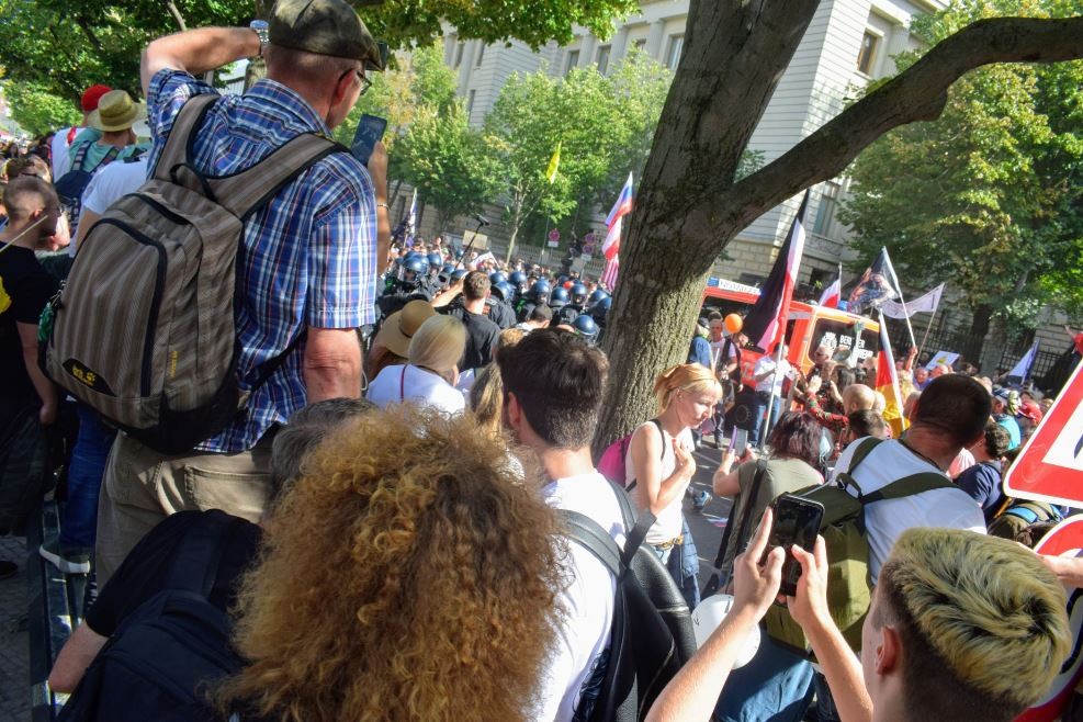 Vor der russischen Botschaft Unter den Linden