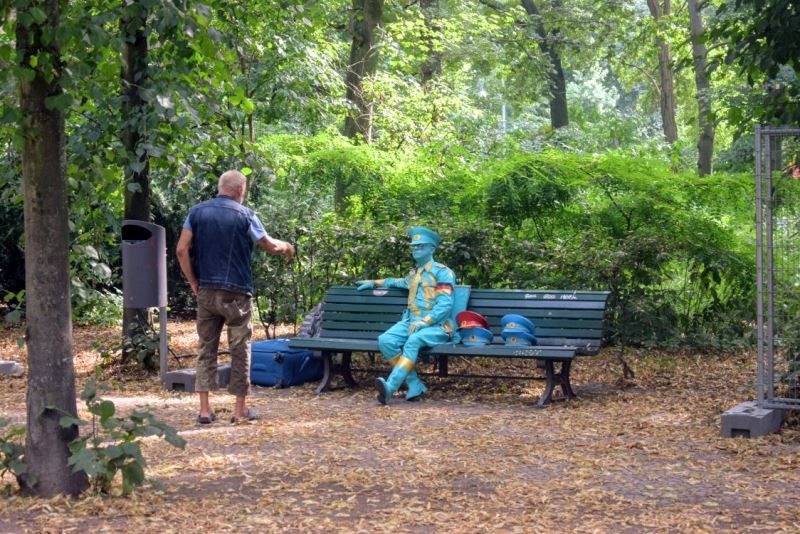 Vor der Gedenkstätte