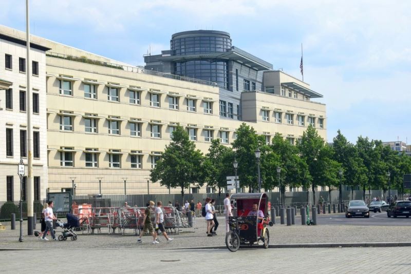Vor,neben und hinter dem Brandenburg Tor