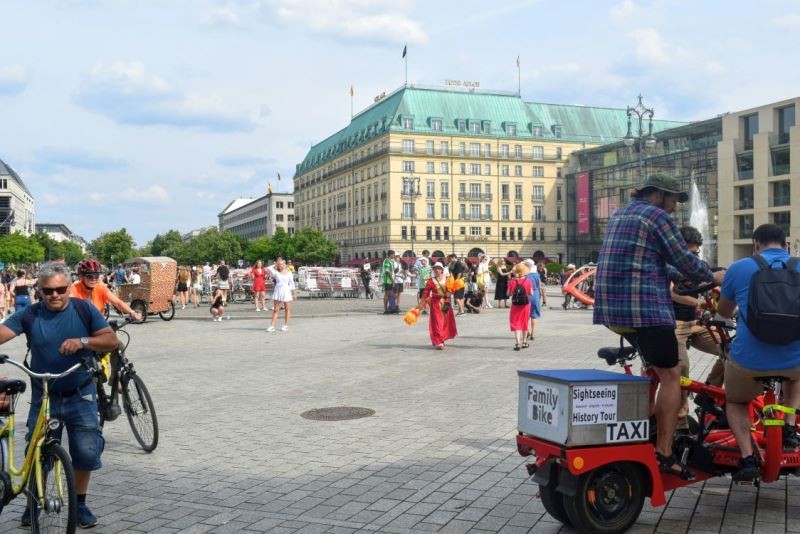 Vor,neben und hinter dem Brandenburg Tor
