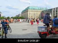 Vor,neben und hinter dem Brandenburg Tor