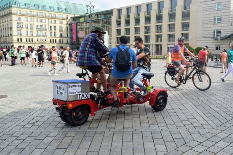 Vor,neben und hinter dem Brandenburg Tor