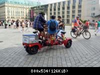 Vor,neben und hinter dem Brandenburg Tor