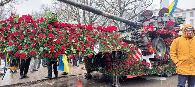 Der mit Rosen geschmückte Panzer