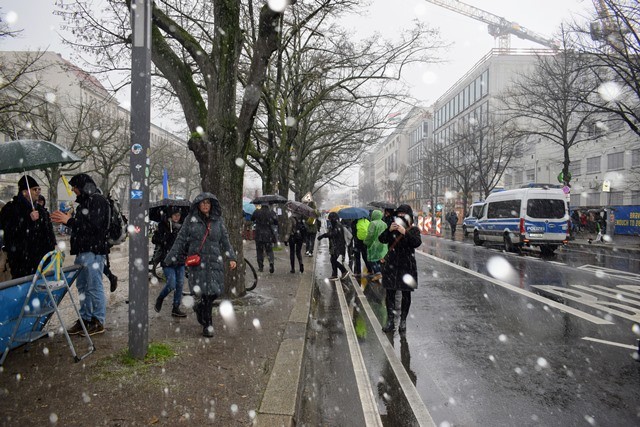 Polizei li. u.re.von Unter den Linden