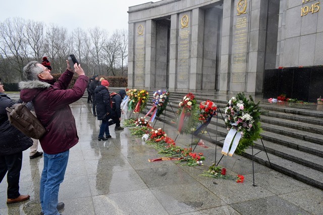 Kränze vor dem Denkmal