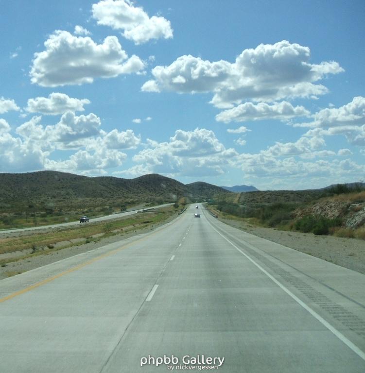 langer einsamer Highway mit Wolken bedeckt