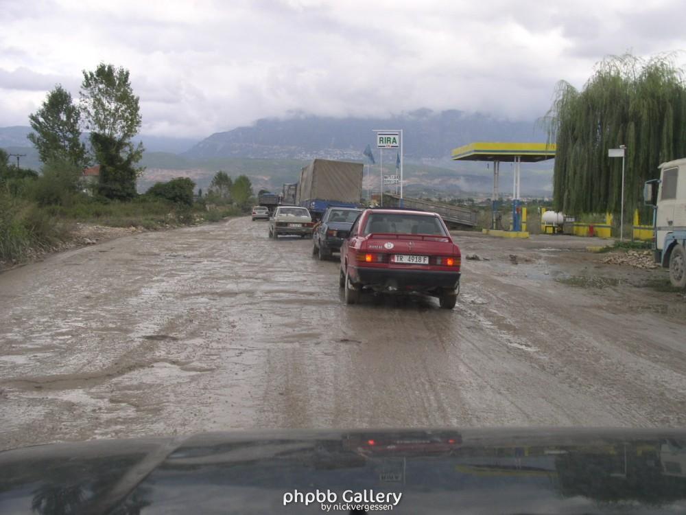 Albanien ,postkommunistische Haupt"straße"