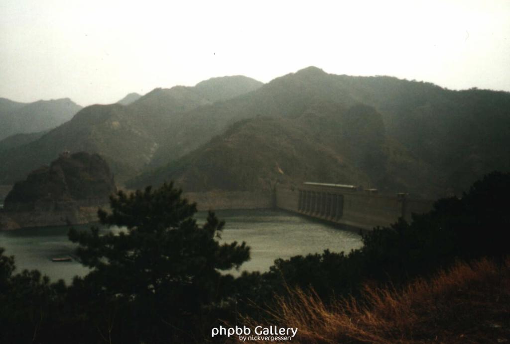 Staudamm unterhalb der Baustelle bei Qinhuangdao