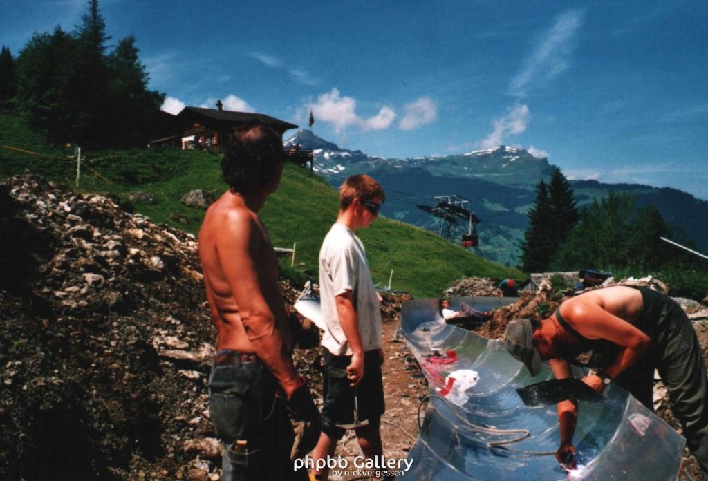 Grindelwald/Schweiz 1999 - Montage einer Rodelbahn neben dem berühmten Berg "Eiger" - Men in White bin übrigens ich...