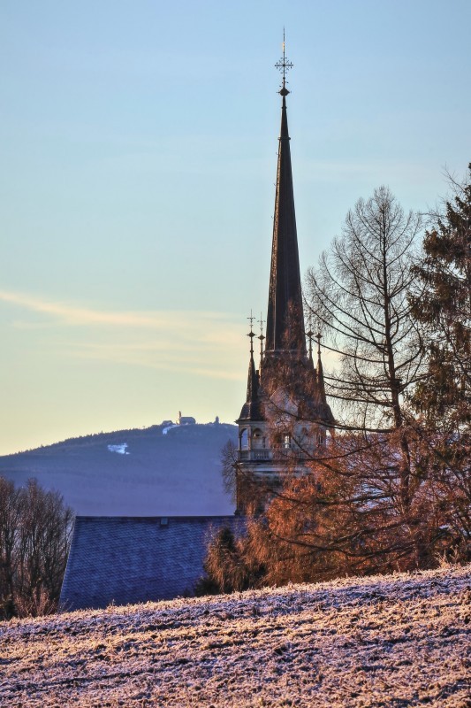 Elterleiner Kirche im Morgenlicht vor dem Fichtelberg