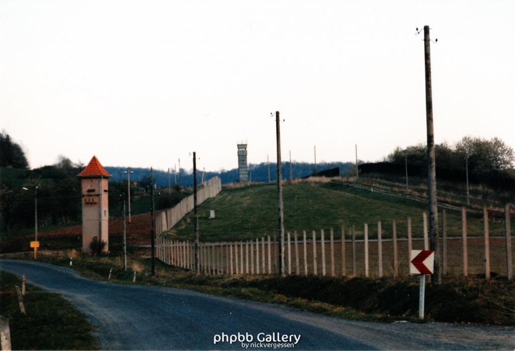 April 1991: Ortseingang Sickenberg - die Pfosten des Signalzauns stehen noch