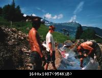 Grindelwald/Schweiz 1999 - Montage einer Rodelbahn neben dem berühmten Berg "Eiger" - Men in White bin übrigens ich...