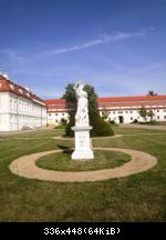 Eine Skulptur der 4 Jahreszeiten vor Schloss Hubertusburg