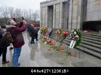 Kränze vor dem Denkmal